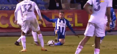 玉昆外援奥斯卡在老家开车遭遇起火，车内人员都及时逃生